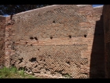 03218 ostia - regio i - insula xii - caseggiato dei triclini (i,xii,1) - hof - porticus - westseite - 5. raum von sueden - nordwand - detail - 06-2024.jpg